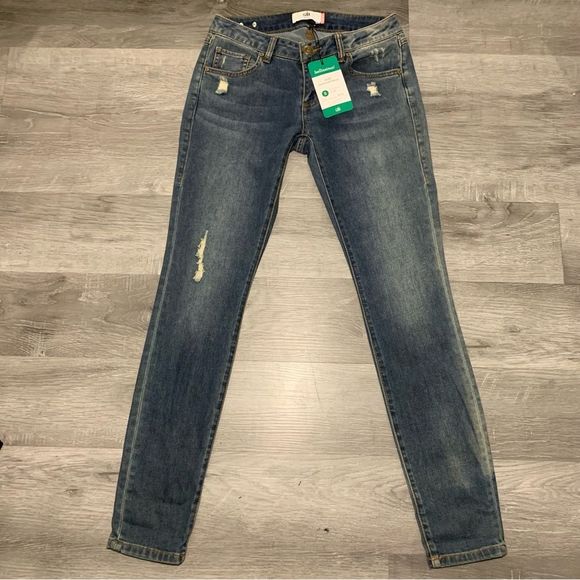 NWT CABI Medium Washed Destructed Skinny Jeans (Size 2) - Picture 2 of 16